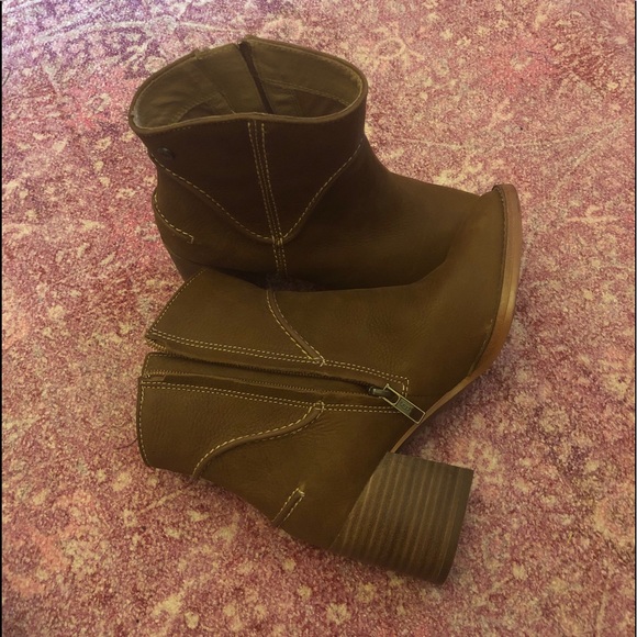 Women’s UGG booties - Picture 4 of 5